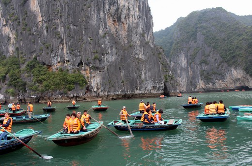 chartering a boat in Halong chartering a boat in Halong