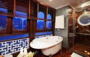 Au Co Suite bathroom