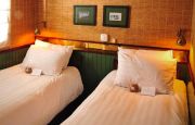 Twin bed cabin