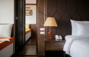 Connecting suite balcony