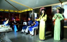 Hue night boat tour