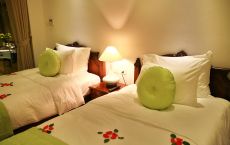 Twin bed hotel room