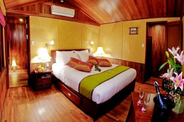 Valentine Junk 5 cabins