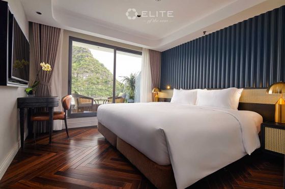 Elite Senior Suite - Private Terrace & Ocean View Bathtub