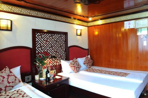 Twin bed sea view